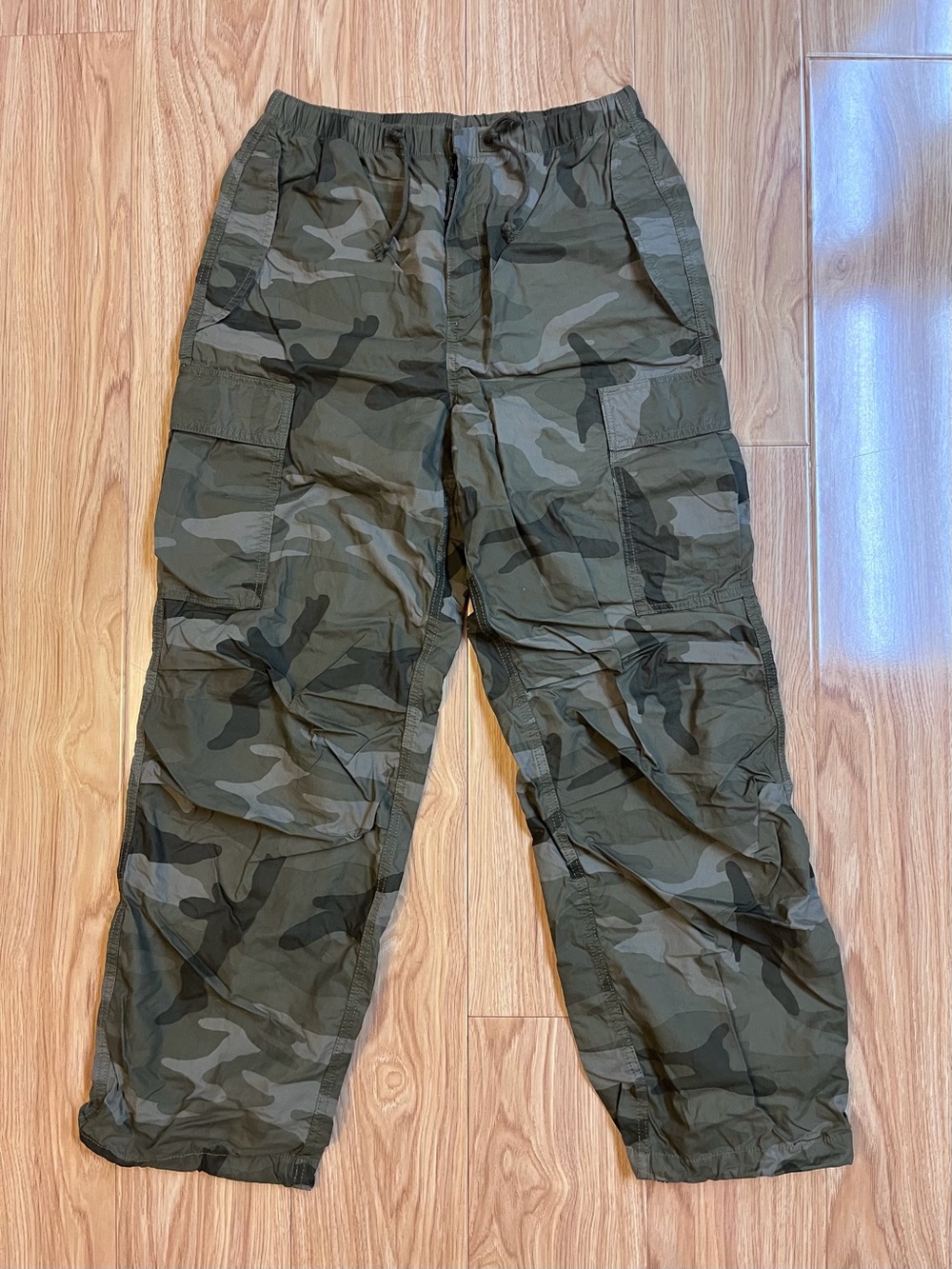 Very Good Condition* Aritzia TNA Squad Parachute Pants | Boa Green/Tonal, size M